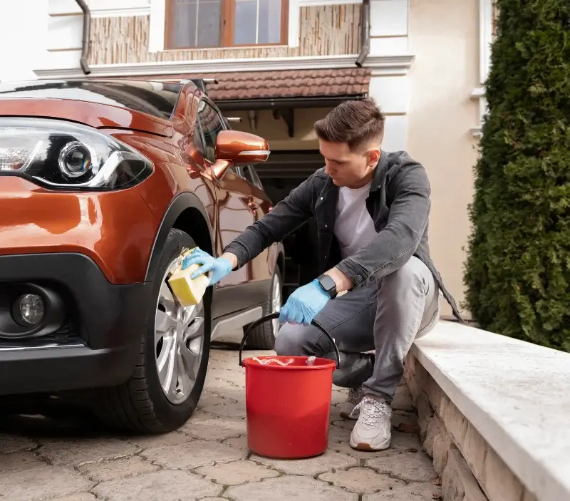Lavage auto à domicile Varennes-Saint-Sauveur : professionnel intervenant sur un véhicule